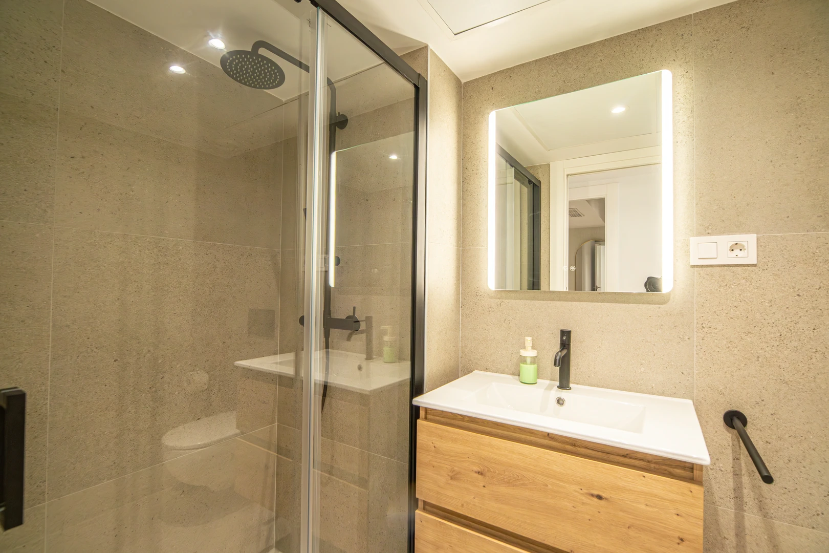 2 Bedrooms fully equipped kitchen